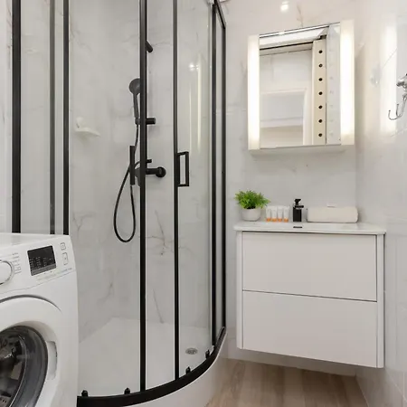 Center By Renters Apartment